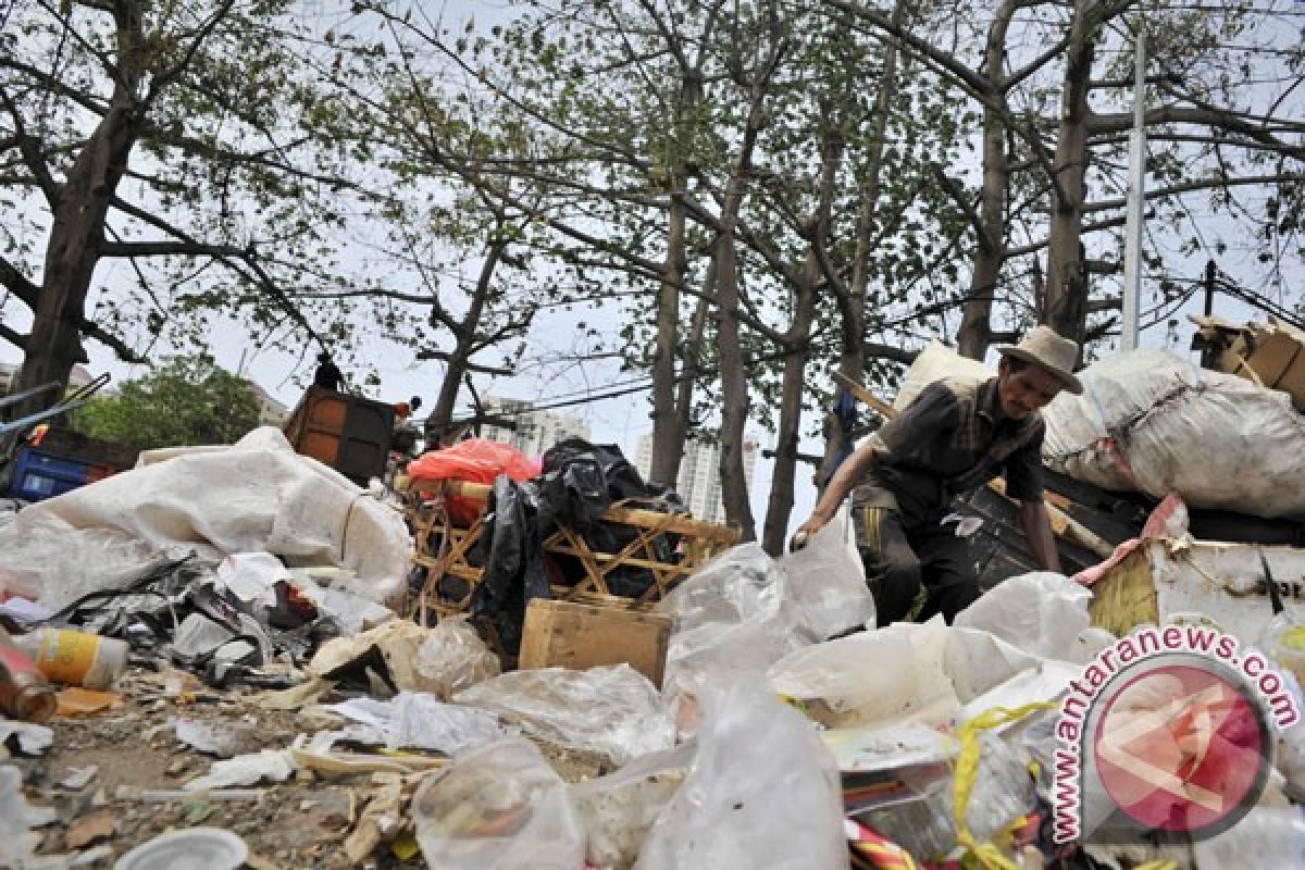 Tempat pembuangan sampah liar muncul di Karawang