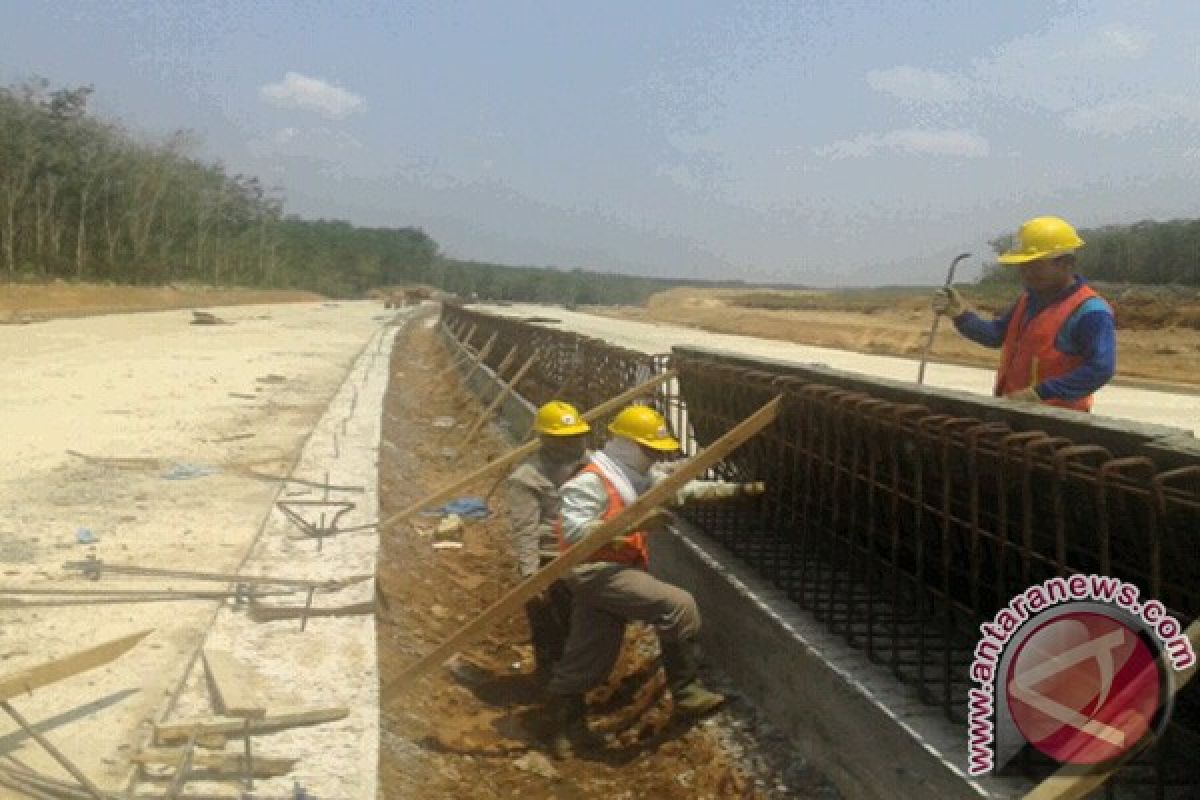 Lahan baru Tol Trans Sumatera belum bebas, peralatan berat menganggur