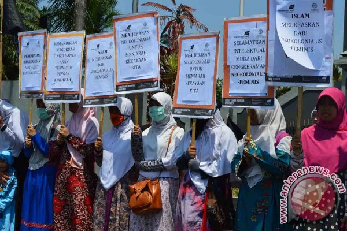 Mahasiswi HTI Jember Tuntut Kemandirian Pendidikan Tinggi