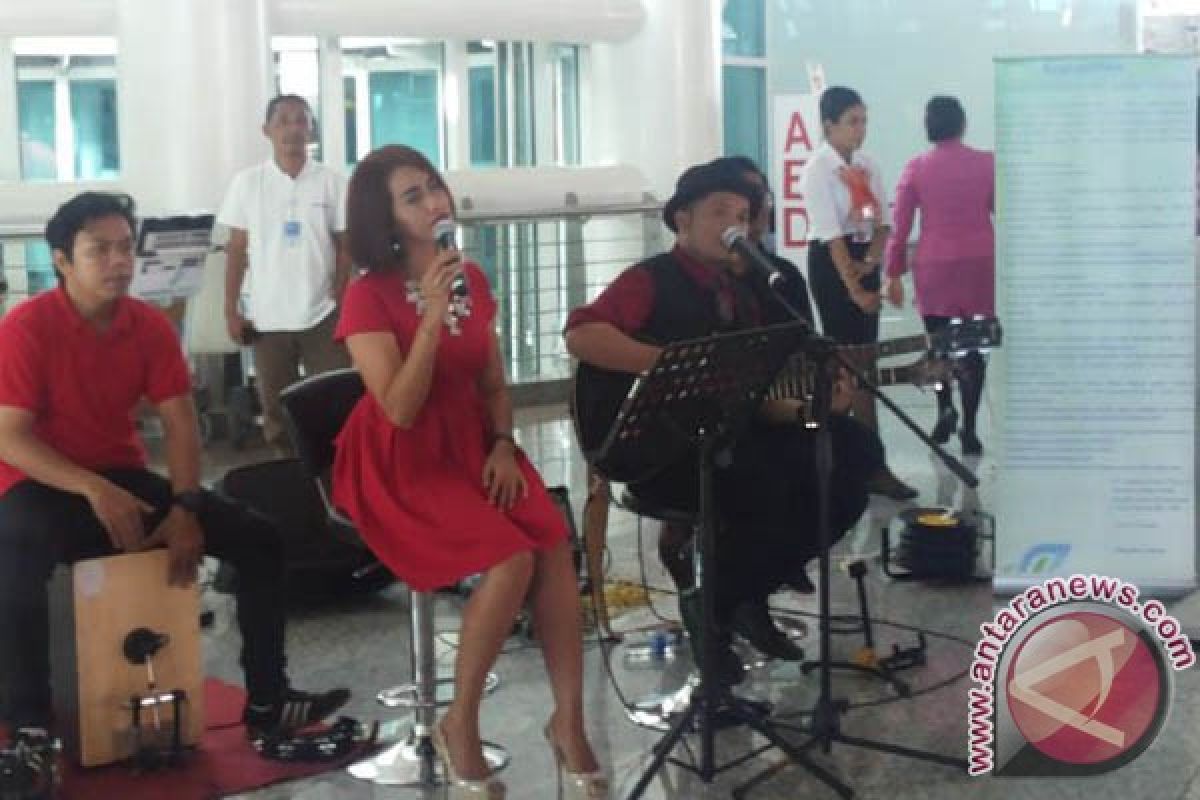 Pertunjukan Musik Hibur Penumpang Di Bandara Bali