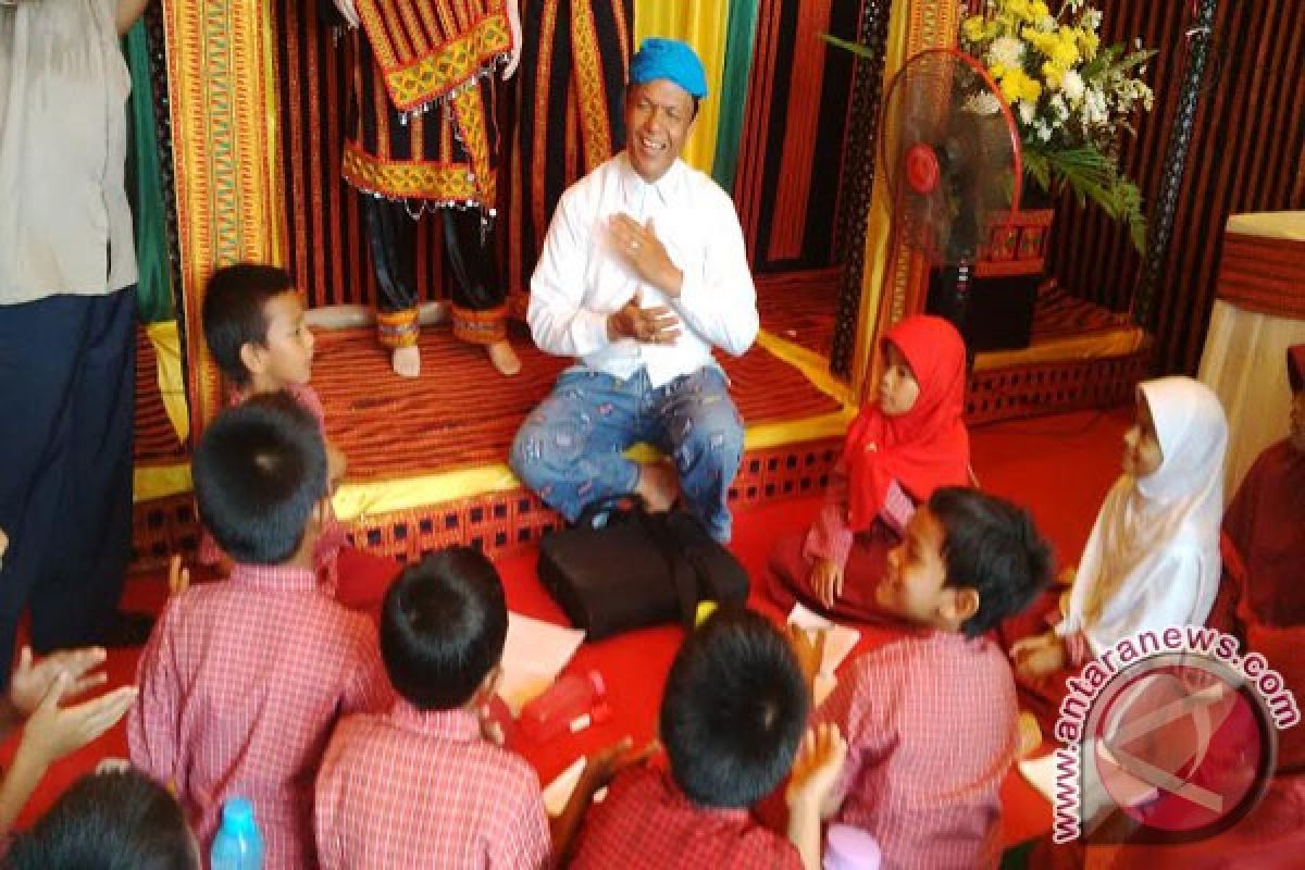 Murid SD Subulussalam Belajar Tari Saman