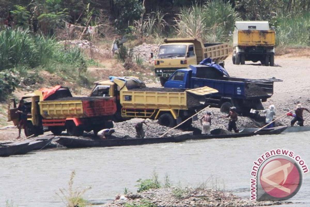 Bupati Tulungagung: Penambang Pasir Tradisional Boleh Beroperasi