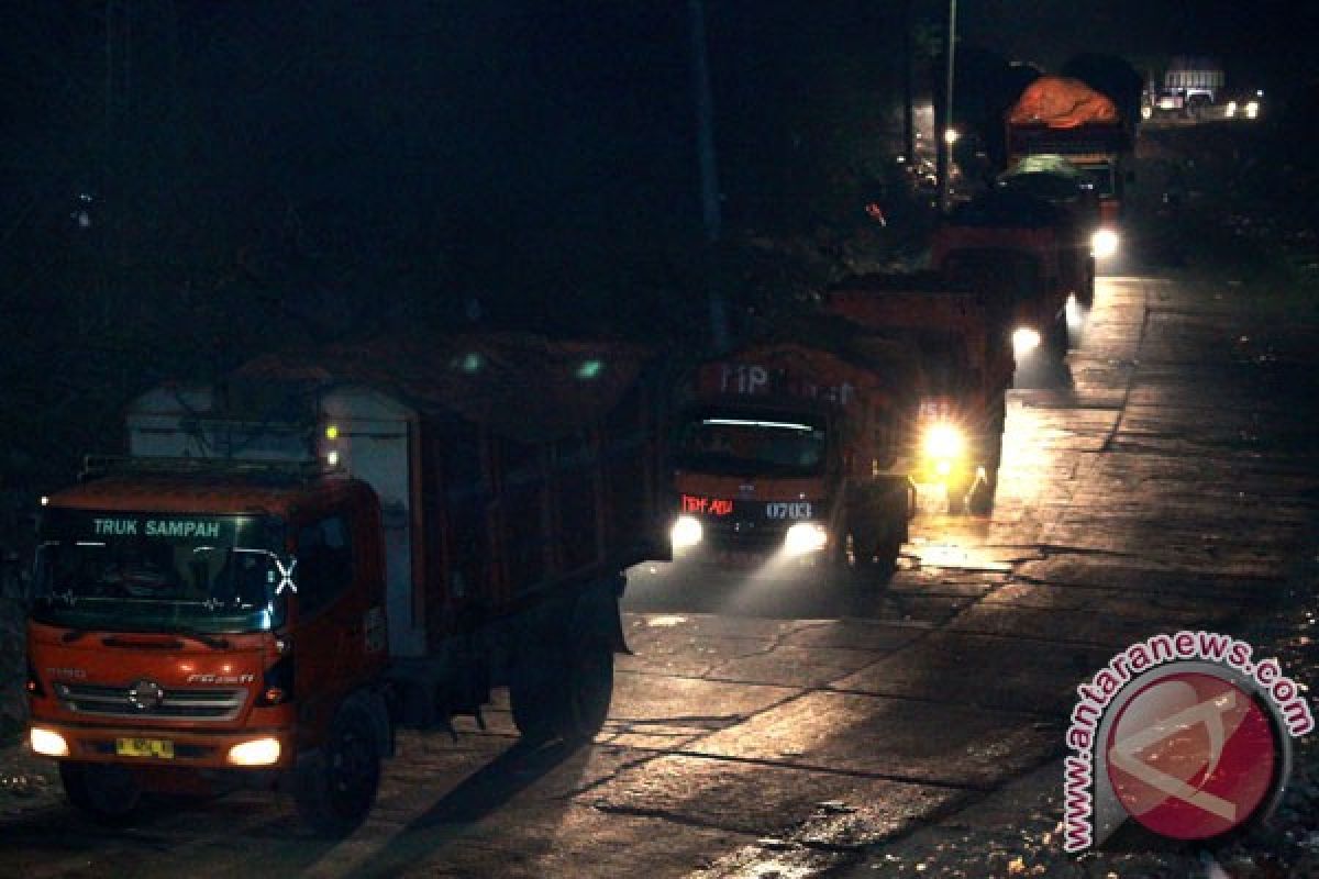 Aparat gabungan Bekasi kawal distribusi sampah DKI