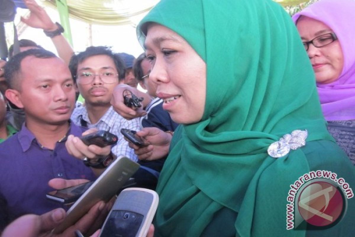 Mensos Tinjau Pembagian Dana PKH di Lamongan