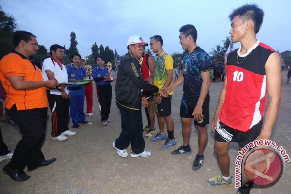 Ketua KONI Klungkung Resmi Tutup Turnamen Voli Banjarangkan Cup I