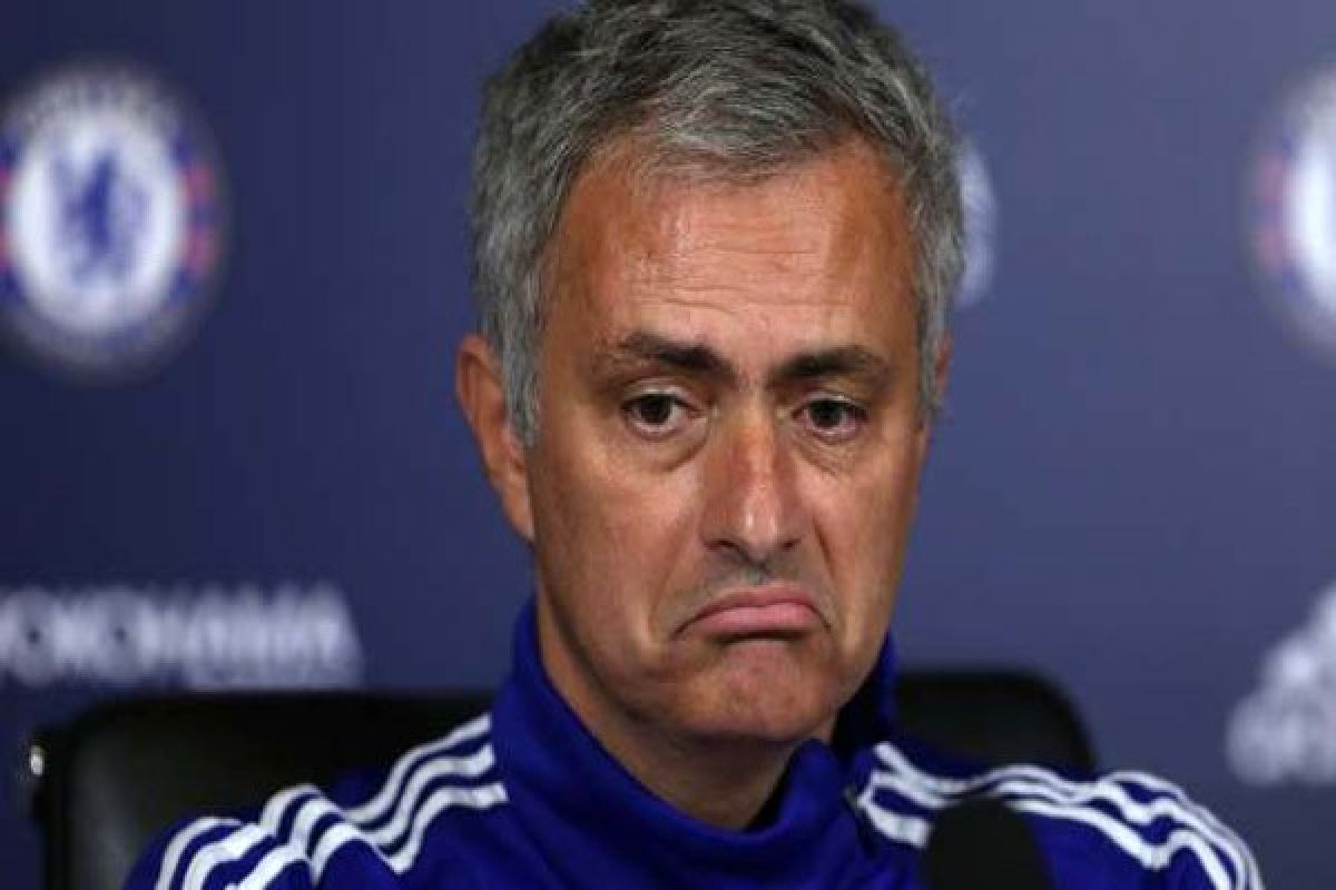 Mourinho saksikan Chelsea dari persimpangan jalan