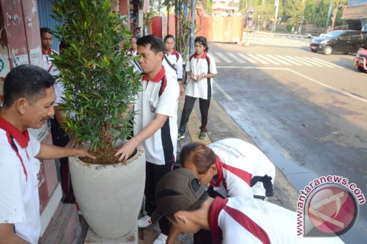 Bupati Klungkung Nyoman Suwirta Melakukan Penanaman Pohon secara simbolis