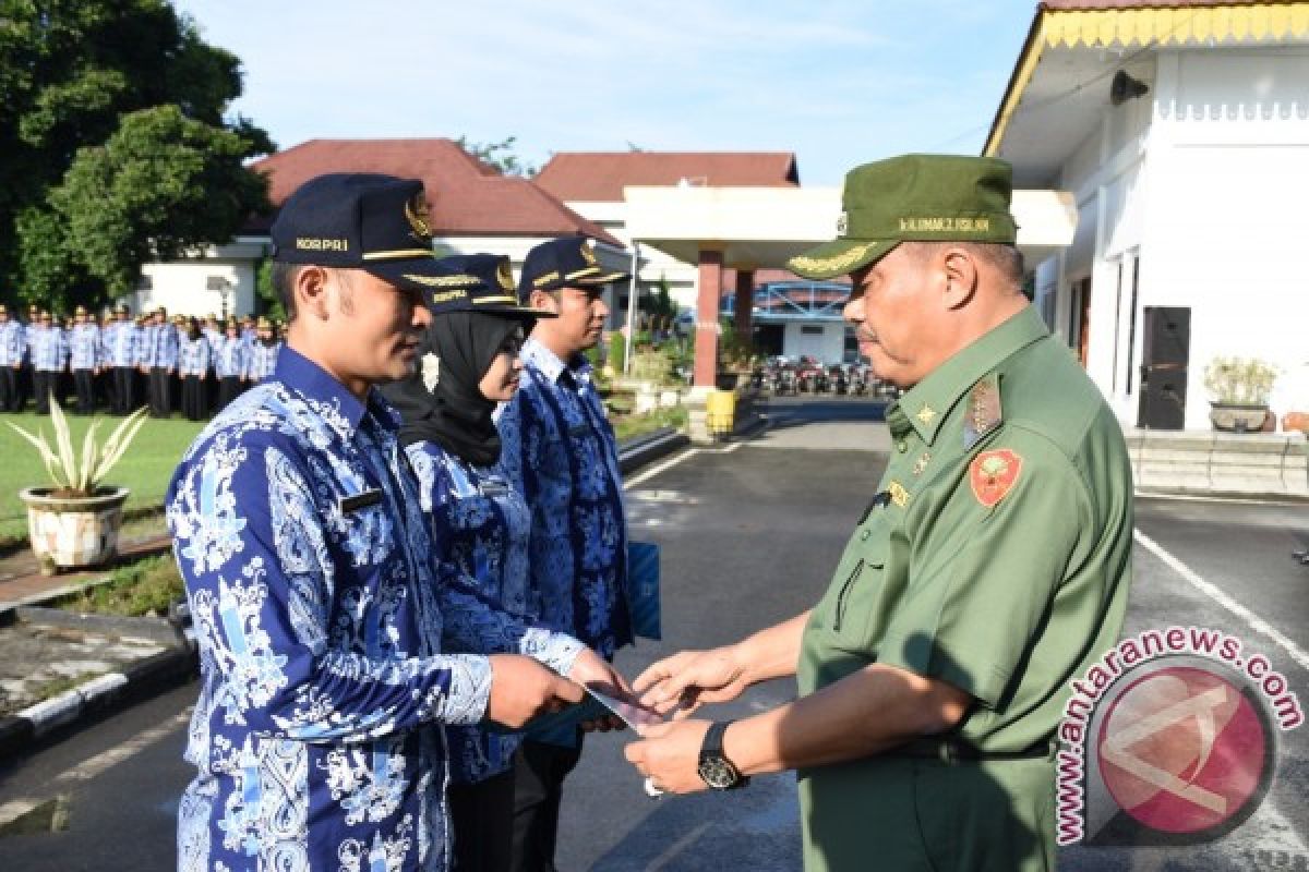 Wali Kota Tebing Tinggi Serahkan 136 SK  CPNS