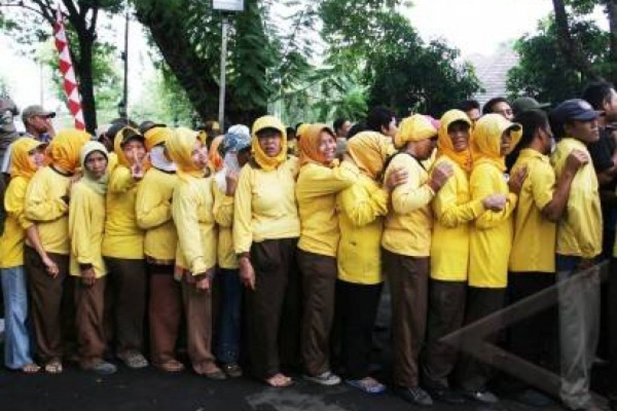 Rayakan Hari Pahlawan, Ganjar Berbagi dengan Penyapu Jalan