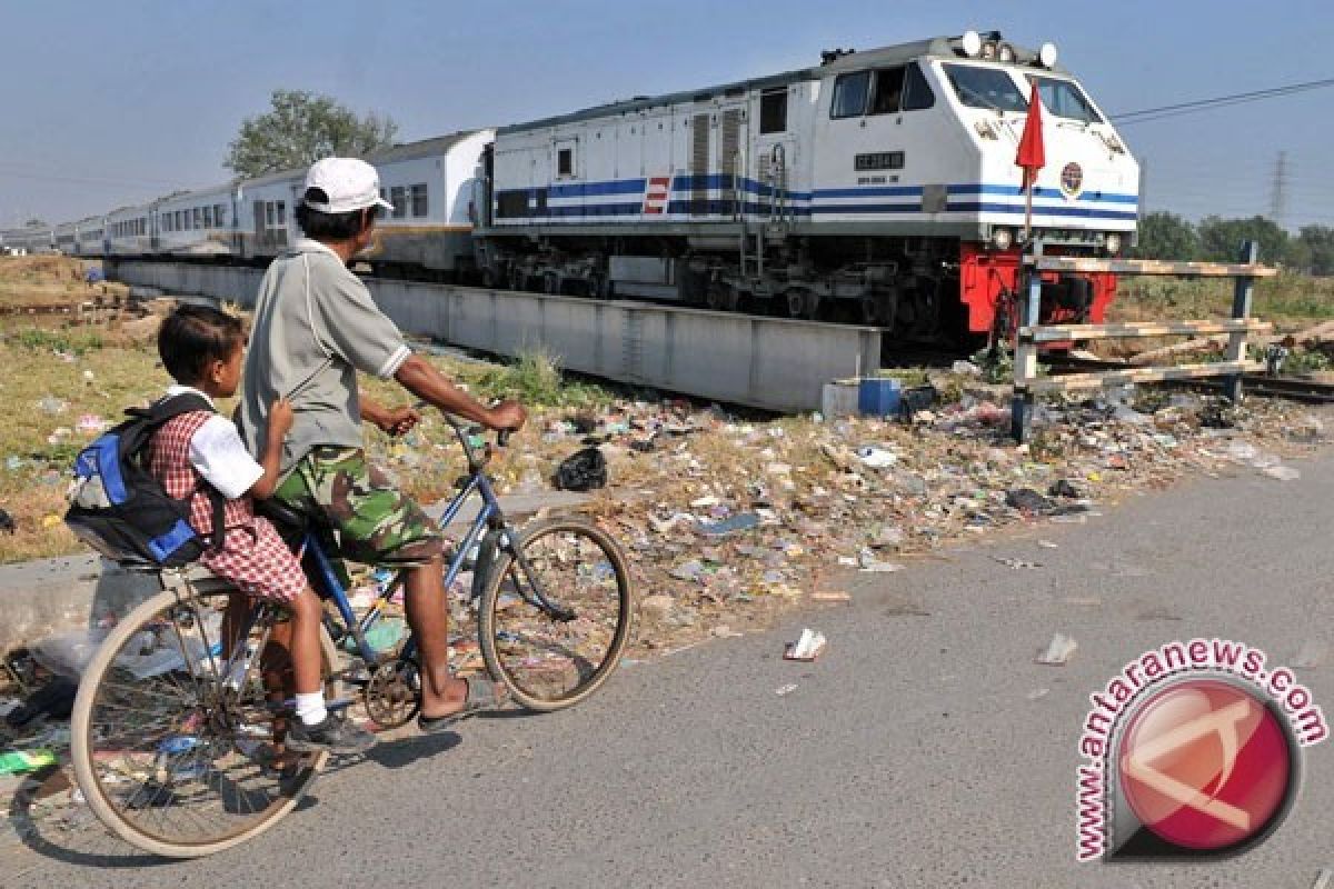 Kereta Api perintis Aceh jadi hiburan warga