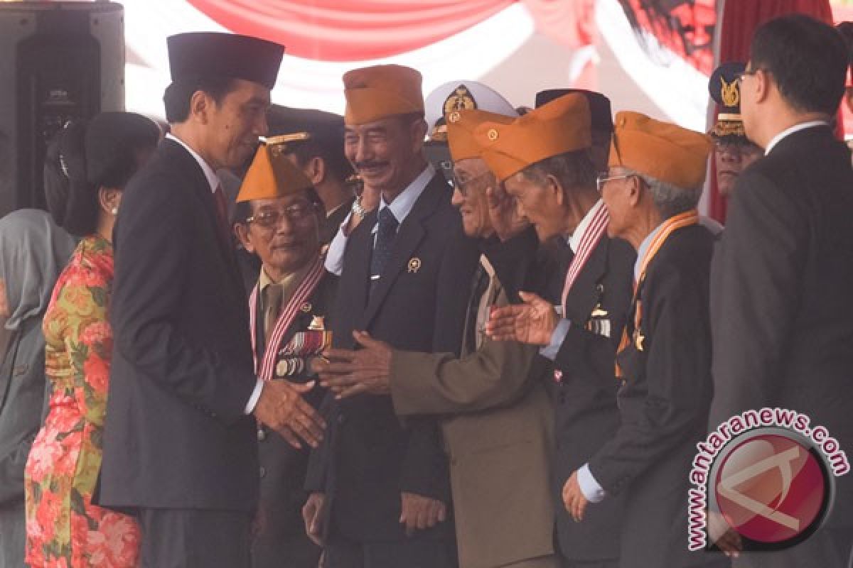 Pejuang 10 November menangis dipeluk Joko Widodo