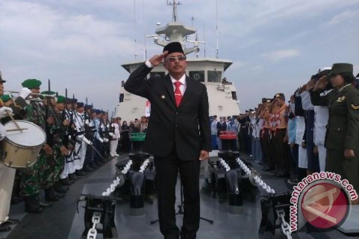 Wali Kota Pimpin Hari Pahlawan di Geladak Kapal Perang