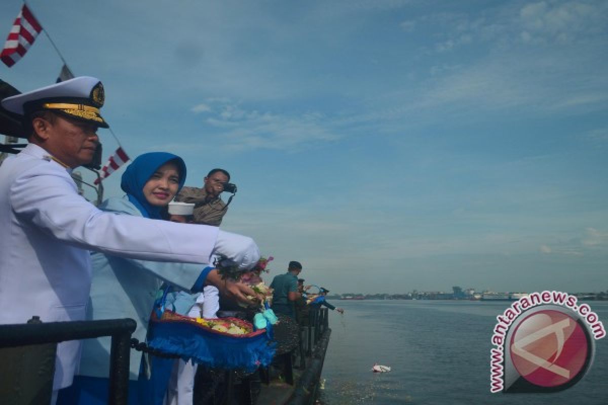 Lantamal XII Pontianak Gelar Upacara Tabur Bunga