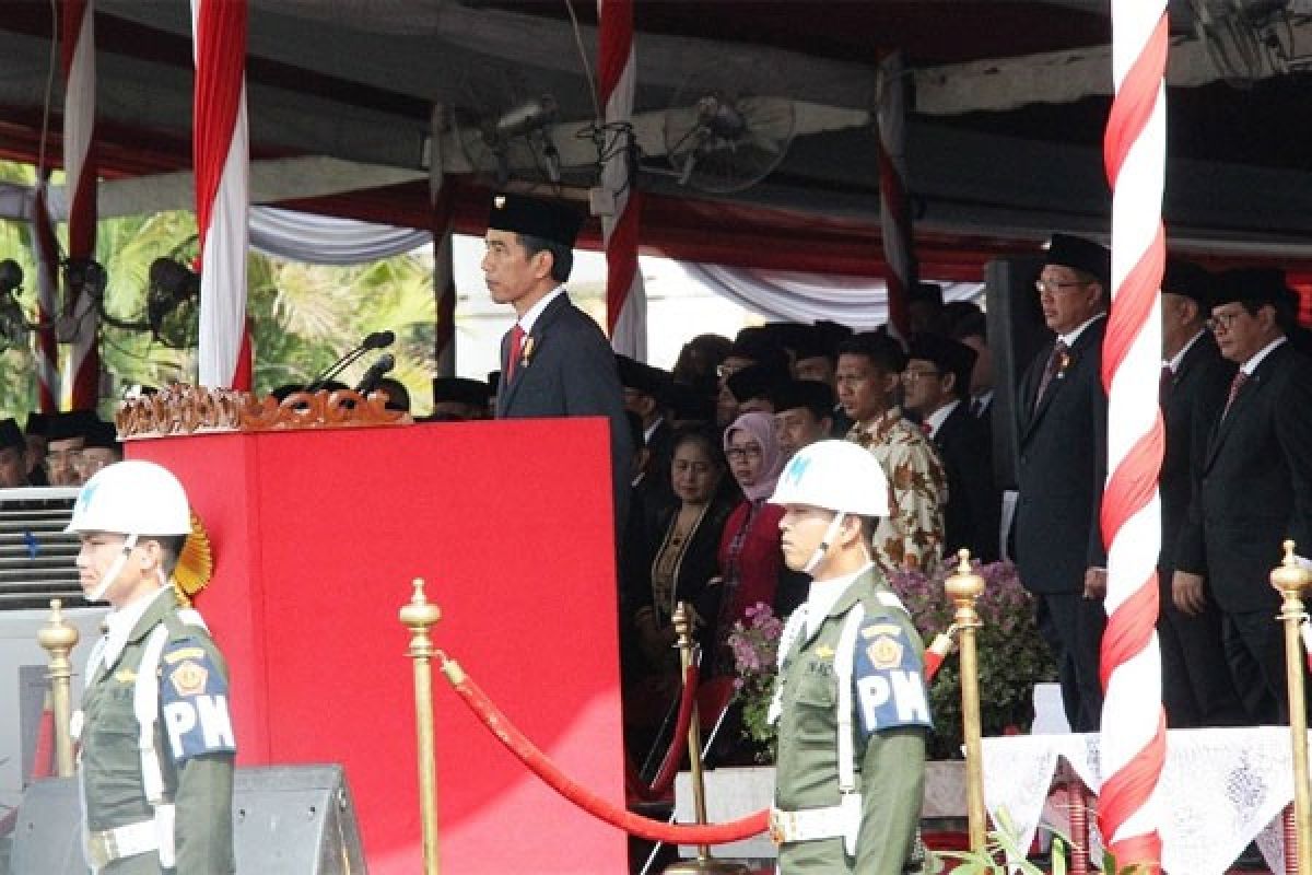 Ribuan warga Surabaya ikuti rekonstruksi perobekan bendera