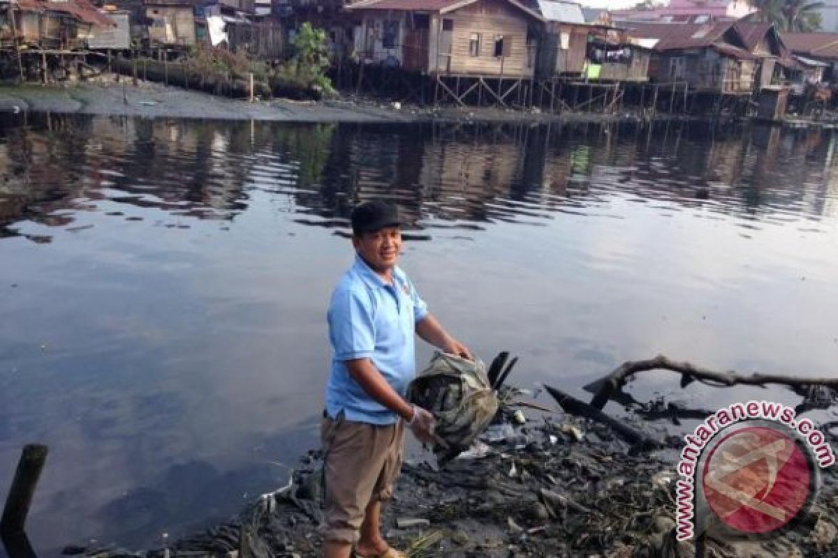 Misman dan Gerakan Memungut Sampah di Sungai