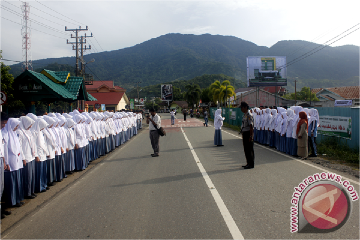 Siswa Aceh Selatan Hening Cipta di Jalan Nasional