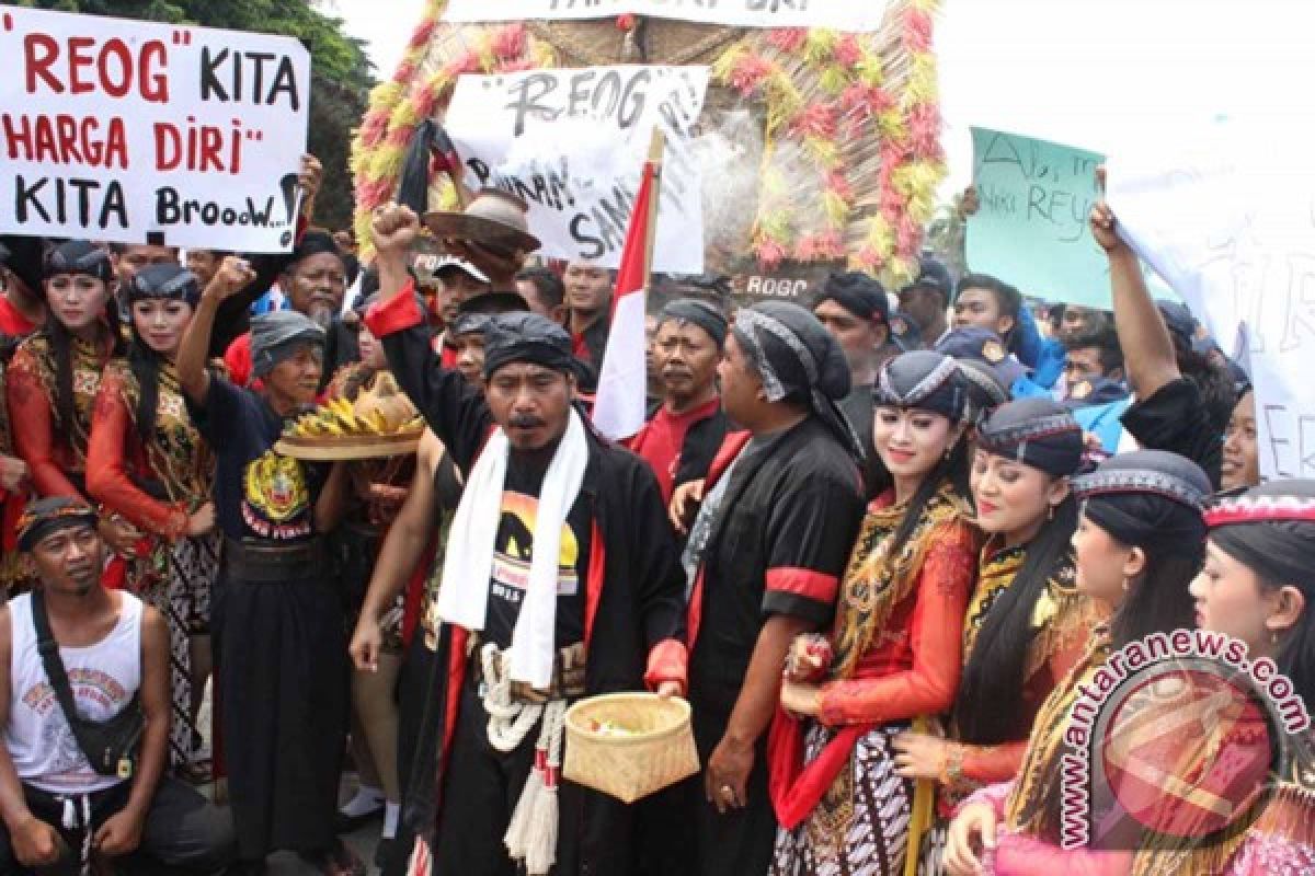 Komunitas Reog Ponorogo Protes Pembakaran Properti Reog