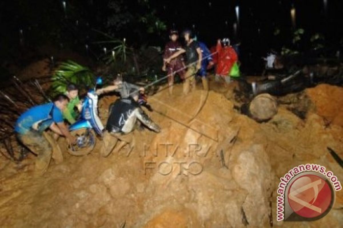 Jalan Lintas yang Rawan Longsor di Solok Selatan