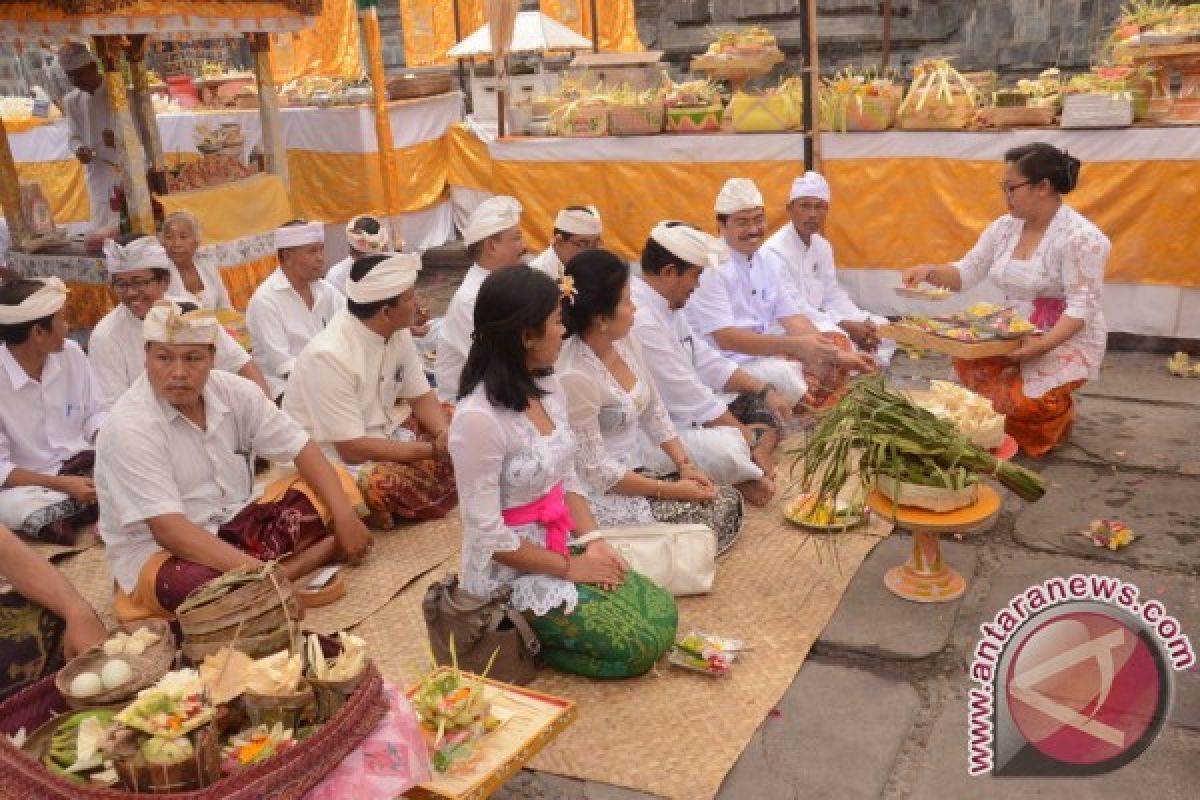 Wabup Kasta Hadiri  Pujawali di Pura Melanting Pasar Semarapura