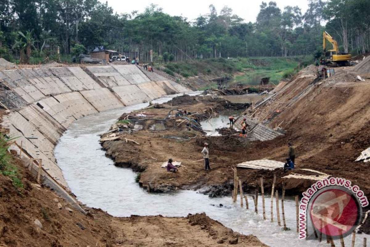 BBWS Antisipasi Penurunan Lapisan Sedimen Anak Sungai Brantas