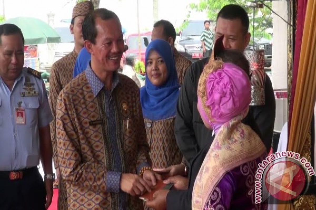 50 pasang pengantin nikah massal