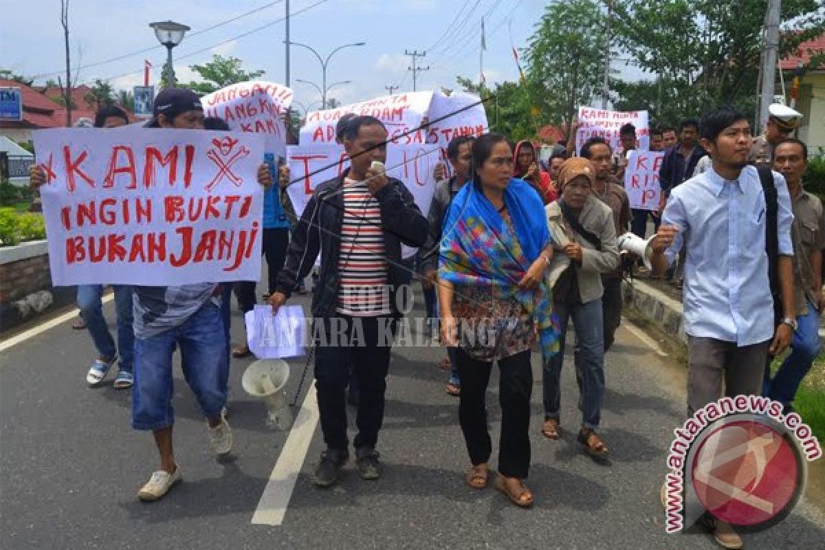 Warga Unjuk Rasa Ke DPRD Barito Selatan 