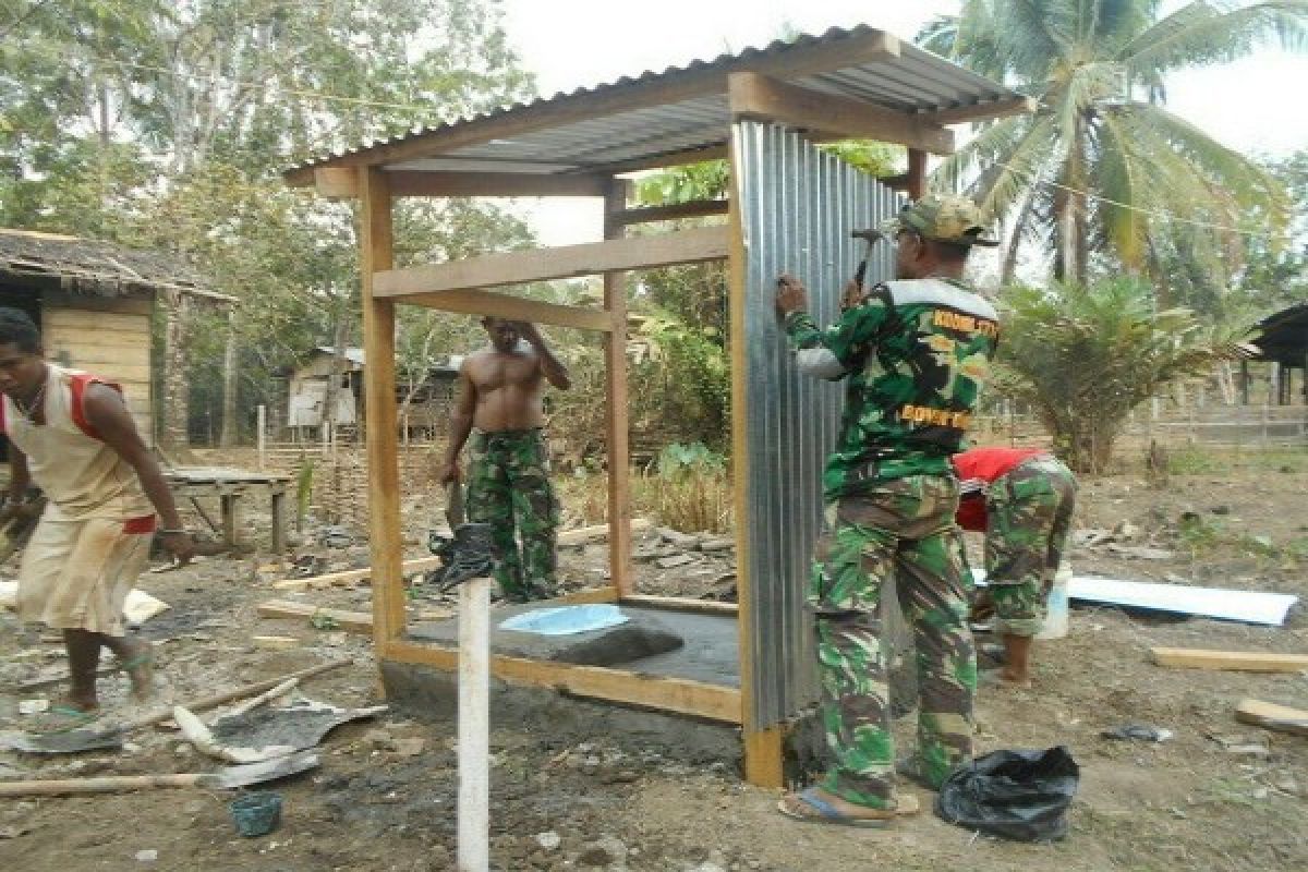 Koramil Getentiri bangun jamban di Distrik Jair
