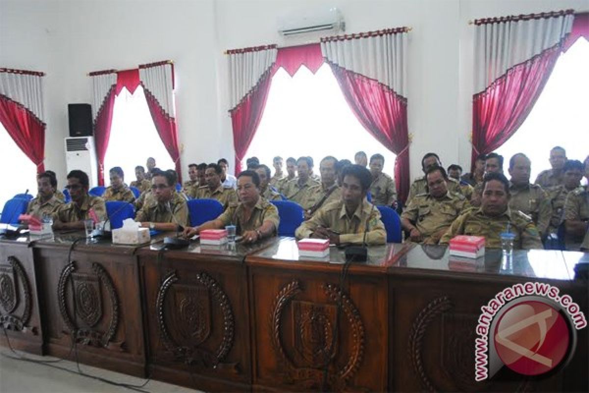 Puluhan Kades Pertanyakan Keterlambatan APBD-P Ke DPRD Barsel 