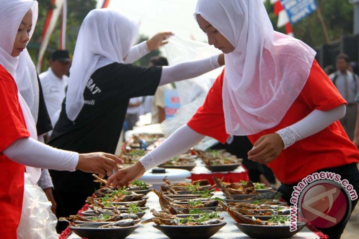 Tulungagung Pecahkan Rekor Penyajian Pecel Lele Terpanjang