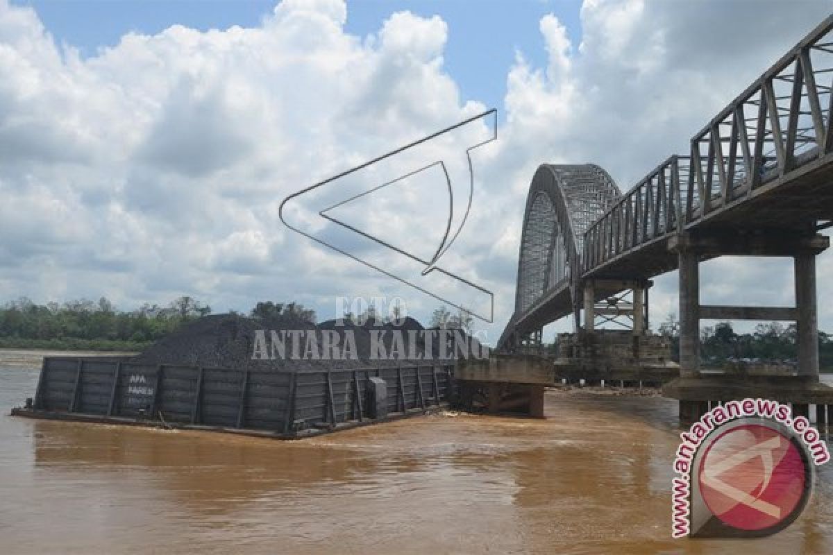 Tongkang Batu Bara Tabrak Jembatan Di Barsel 