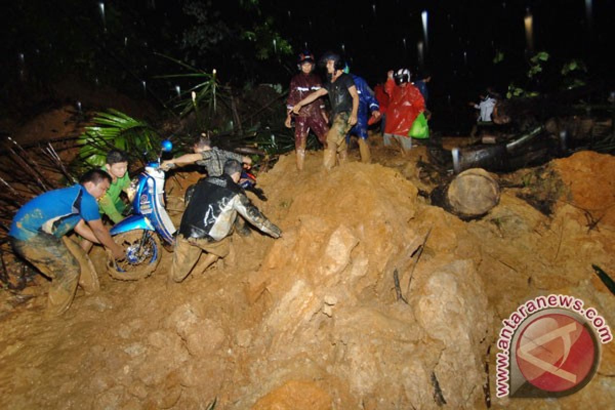 Akses jalan Padang-Jambi lewat Solok lumpuh