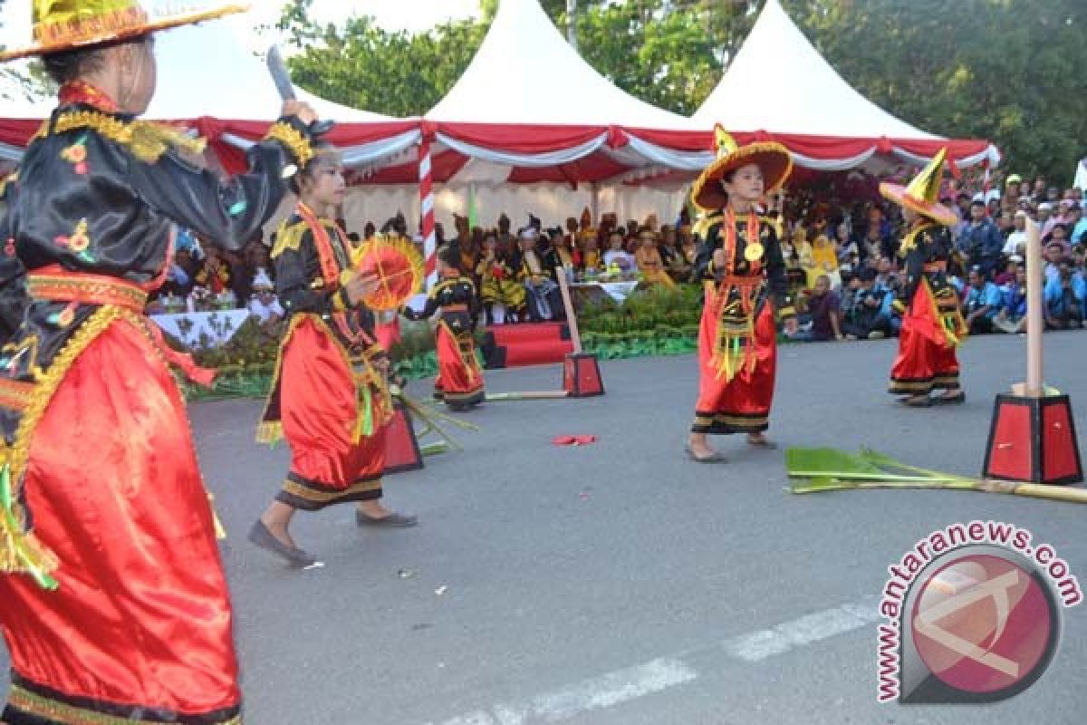 Ribuan Warga Kendari Saksikan Kirab Festival Keraton