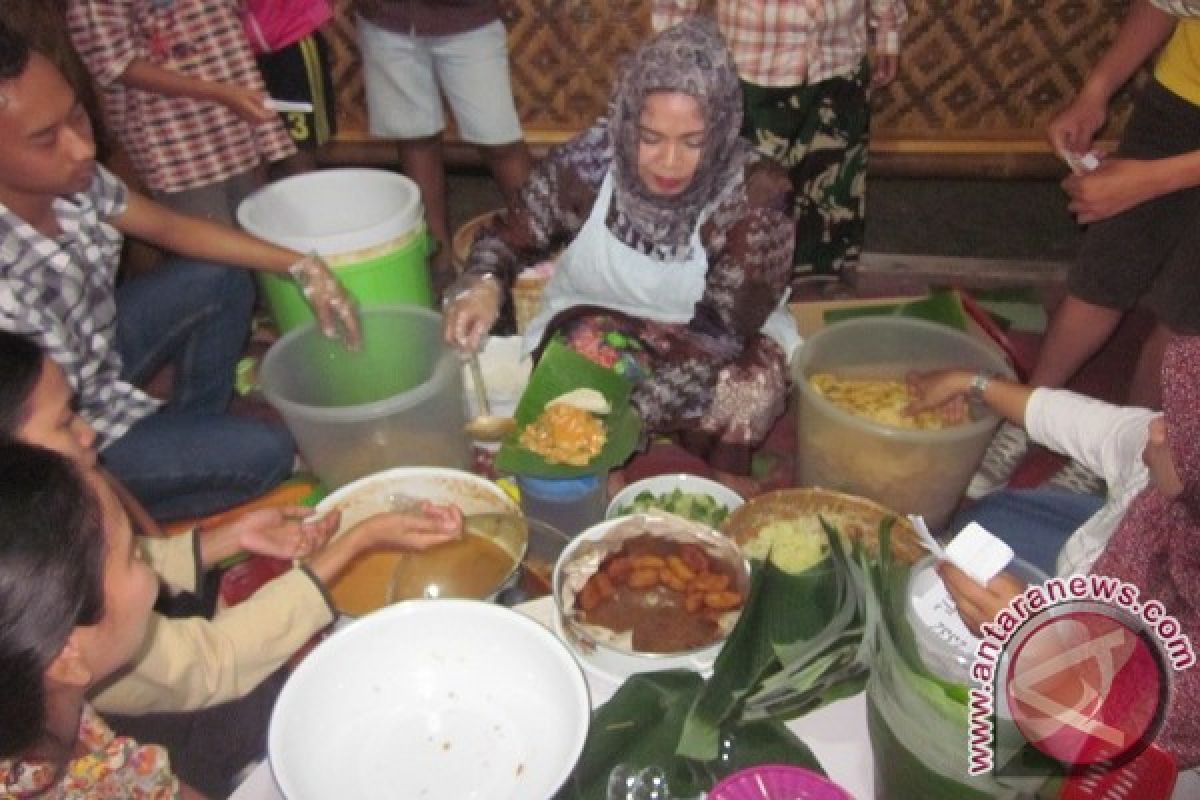 Ribuan Warga Kediri Berebut Pecel Tumpang