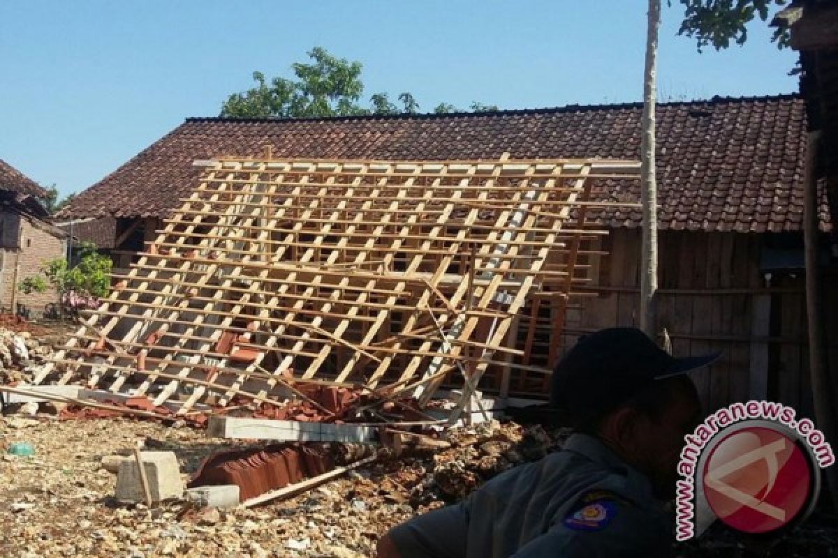 Angin Kencang di Sumenep Rusak Dua Bangunan