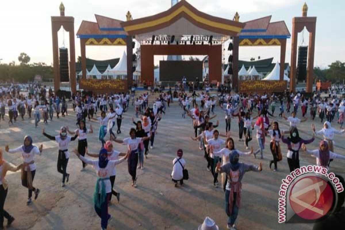 Tarian Kolosal Meriahkan Festival Keraton Di Kendari