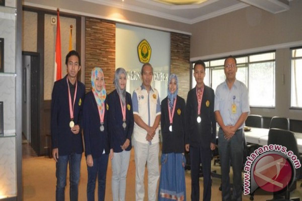 Mahasiswa Unej Raih Medali Emas Kejurnas Bridge