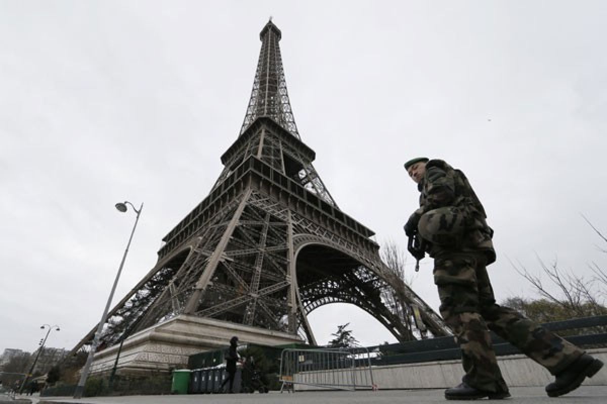 Tujuh orang diserahkan dalam penyidikan kasus pembunuhan guru Prancis