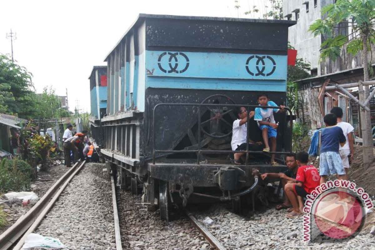 Kereta Barang Anjlok Ganggu Jadwal keberangkatan Penumpang