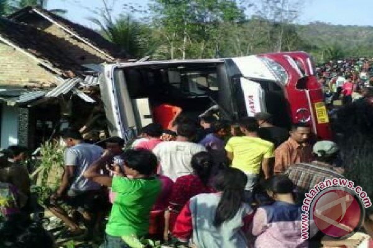 Bus Rombongan Seniman Pacitan Terguling di Trenggalek