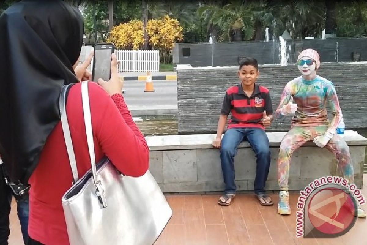 Manusia warna warni kagetkan warga Makassar