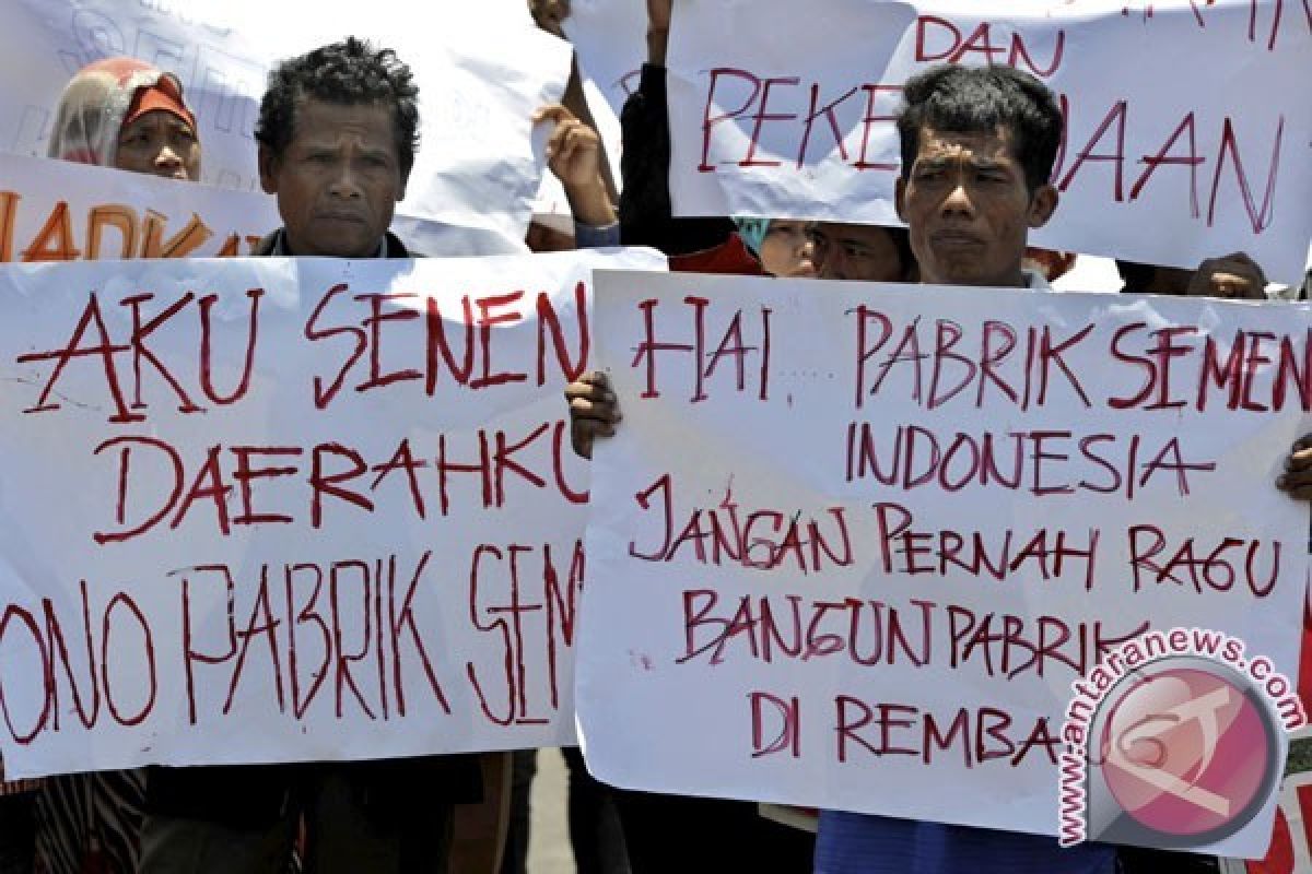 Dukung Pabrik Semen, LSM Pati Gelar Aksi di Alun-alun