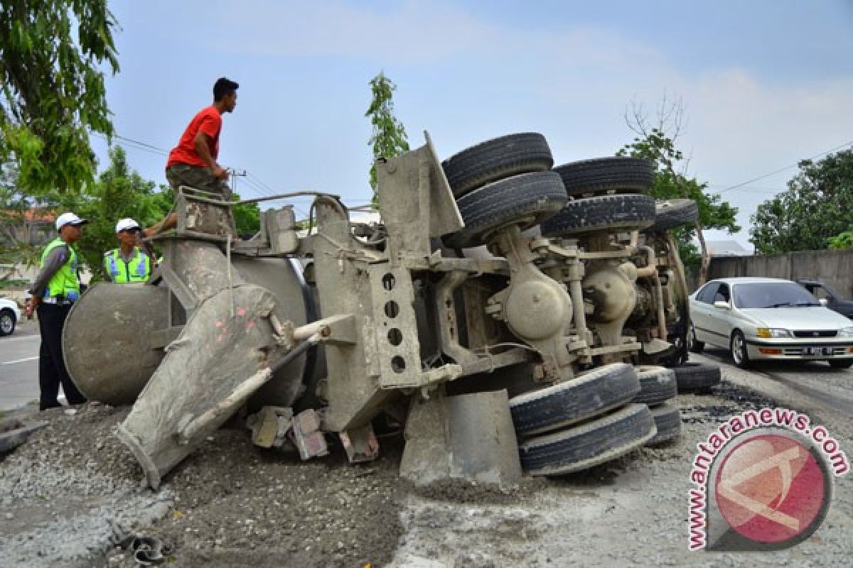 Polisi upayakan evakuasi truk molen terguling di Bogor