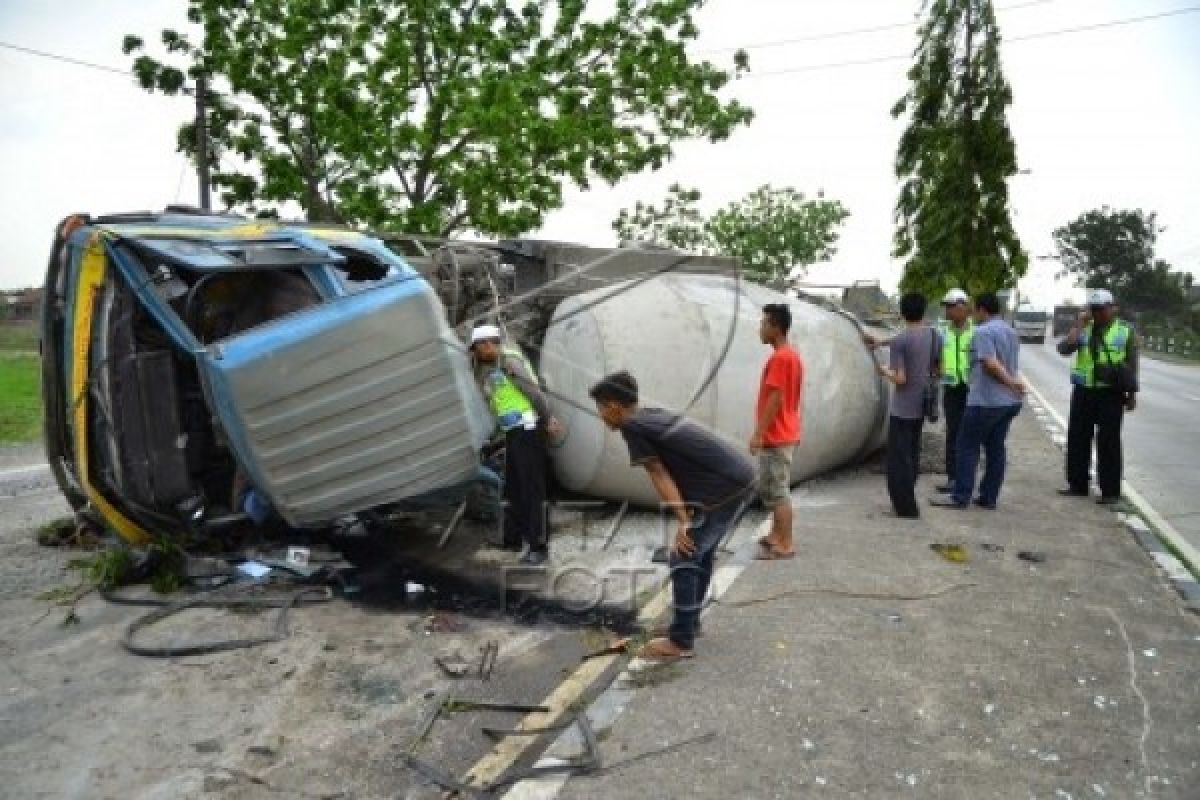 Bis Perintis Pontianak-putussibau Terbalik Di Boyan Tanjung