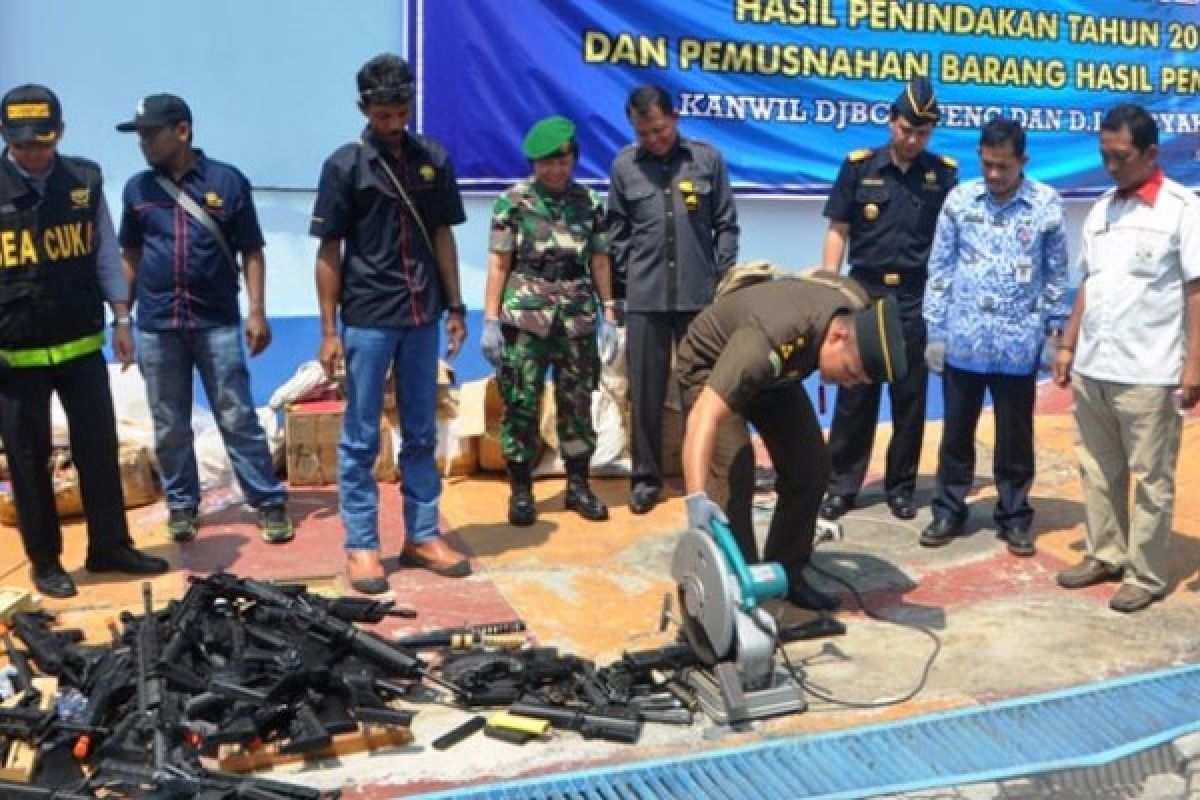 Senjata Api dan Ribuan Celana Legging Dimusnahkan