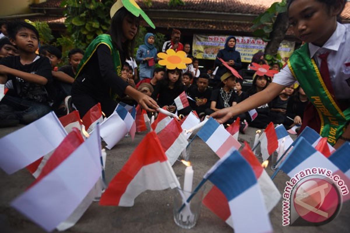 Mahasiswa asing Surabaya lukis peta dunia simbol perdamaian