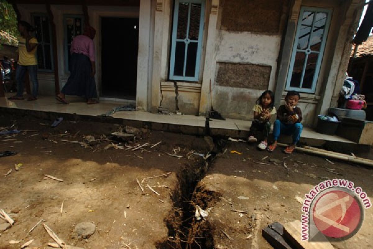 Delapan rumah di Kuningan rusak akibat pergerakan tanah