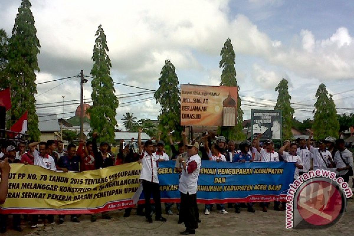 Buruh Demo Menuntut Peninjauan UMP Aceh