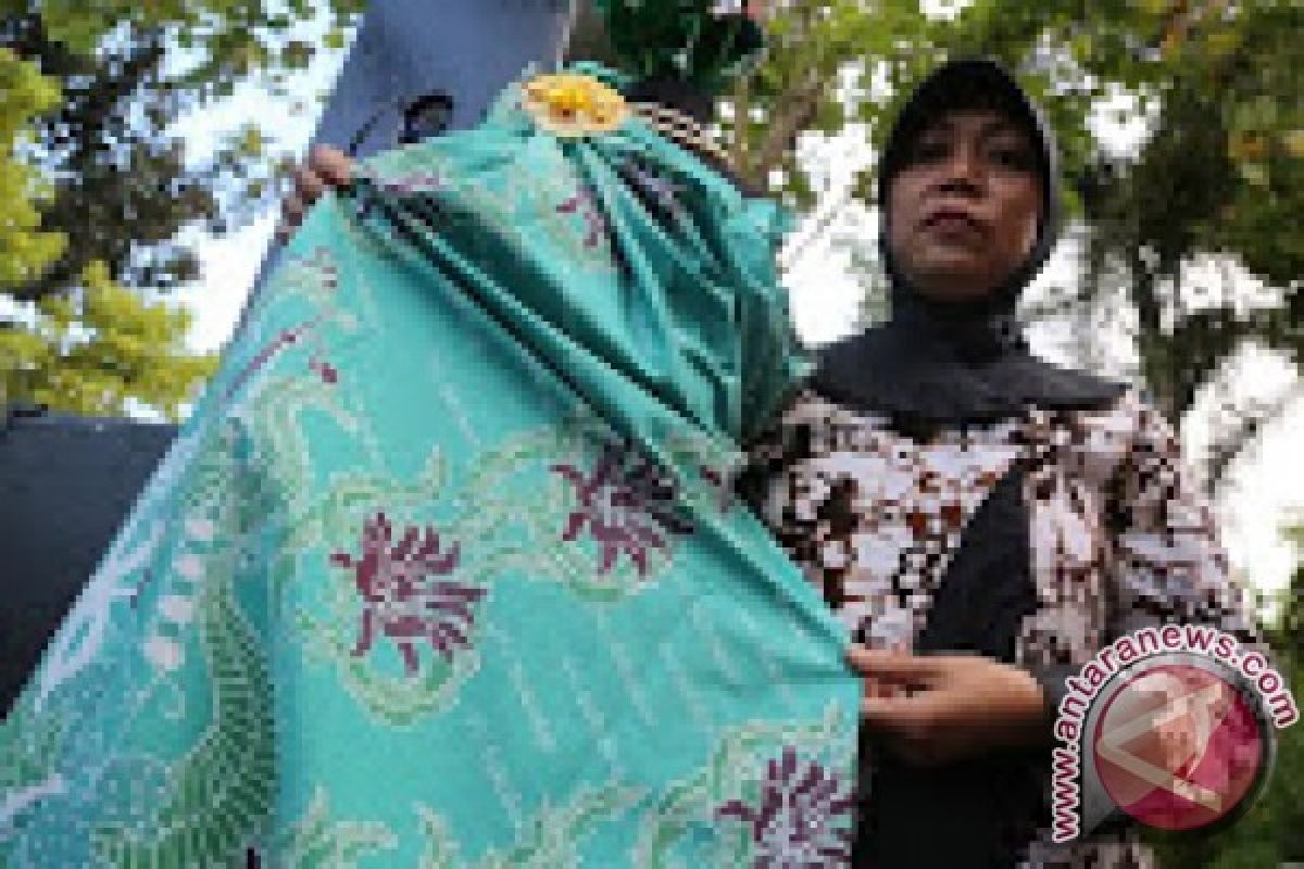 Risma-Whisnu Berharap Batik Surabaya Jadi Komoditas Era MEA