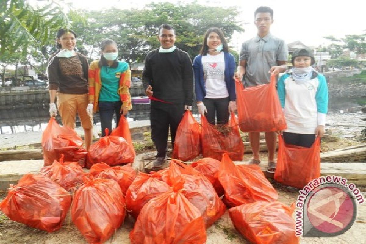 Mahasiswa Unmul Bersihkan Sungai dari Sampah