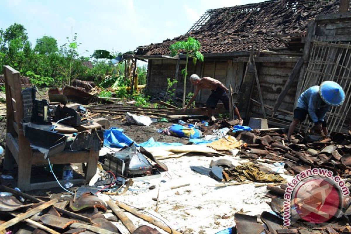 Angin kencang rusak sejumlah bangunan di Bantul